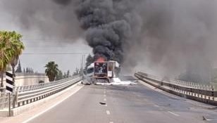 Antalya'nın Döşemealtı ilçesinde, mobilya materyali yüklü TIR alev alev yandı.