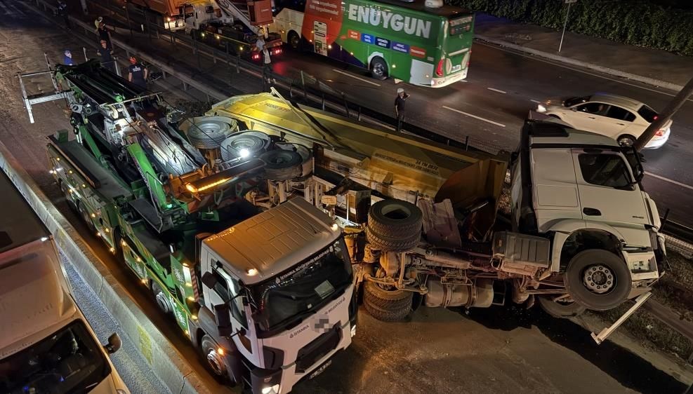 Kağıthane'de moloz yüklü hafriyat kamyonu denetimden çıkarak devrildi. Kazada şoför