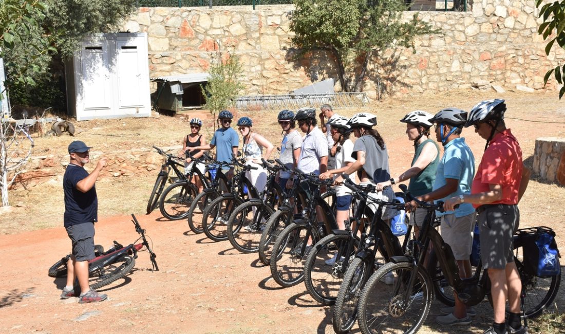 Bodrum’a kruvaziyerle gelen yabancı turistler, ormanlık alanlar ve köy yollarında