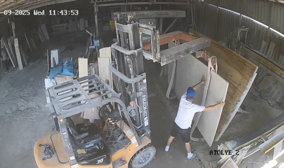 Bodrum ilçesinde babasına ilişkin işletmede çalışan 19 yaşındaki genç, makinedeki