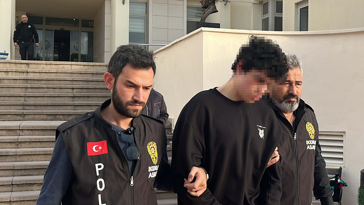 Annesi Figen Bezmez'i boğazını keserek öldüren 18 yaşındaki Doğukan D.'ye