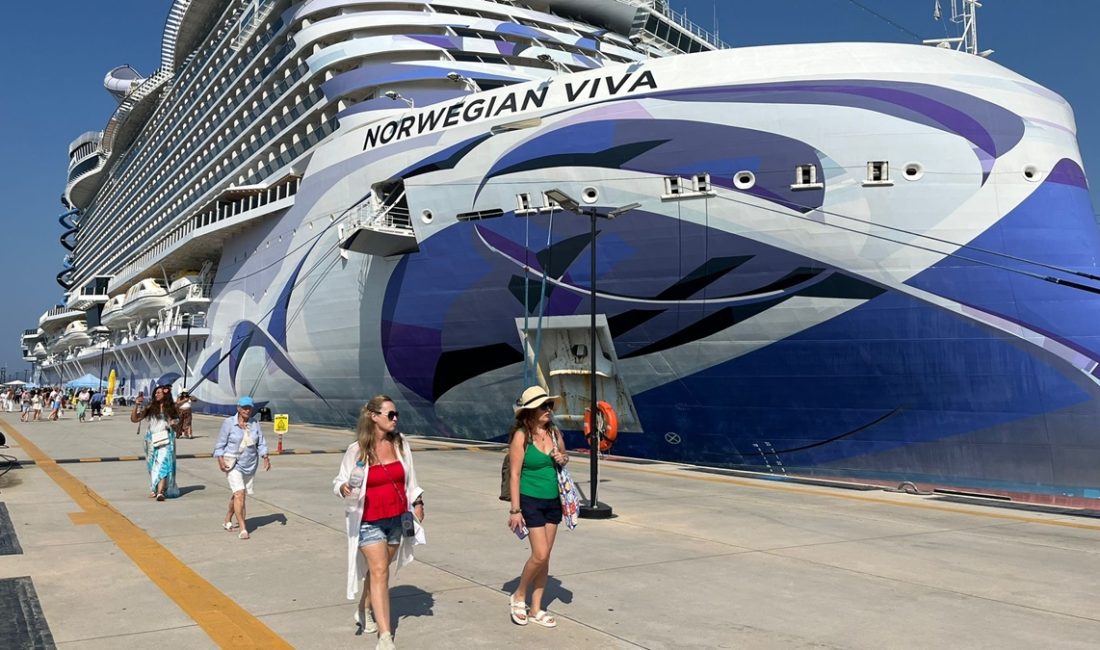 Bahamalar bayraklı dev kruvaziyerle Bodrum’a ulaşan 3 bin 581 turist,