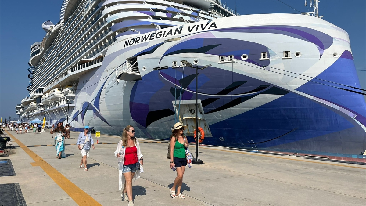 Bahamalar bayraklı dev kruvaziyerle Bodrum’a ulaşan 3 bin 581 turist,