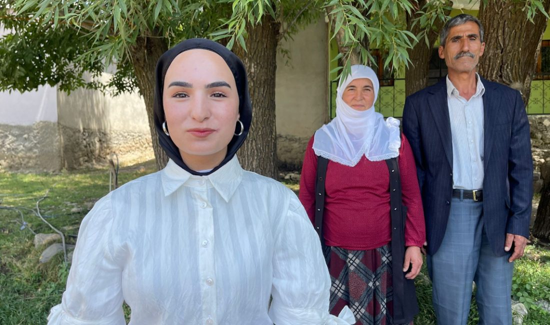 Muş'ta Yükseköğretim Kurumları Sınavı çıkışında babası tarafından çiçekle karşılanan Çimen