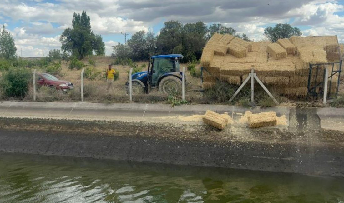 Nevşehir'de traktörün gerisine takılı saman yüklü römorkun yan yatması sonucu