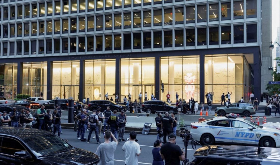 New York'un Manhattan bölgesinde bir gökdelene uzun namululu silahla giren