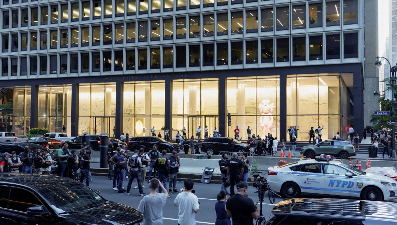 New York'un Manhattan bölgesinde bir gökdelene uzun namululu silahla giren