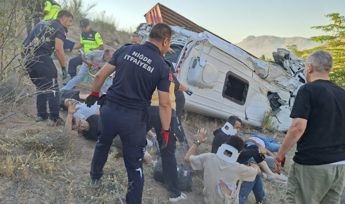 Niğde'de minibüs, tır ve arabanın karıştığı zincirleme trafik kazasında 1’i