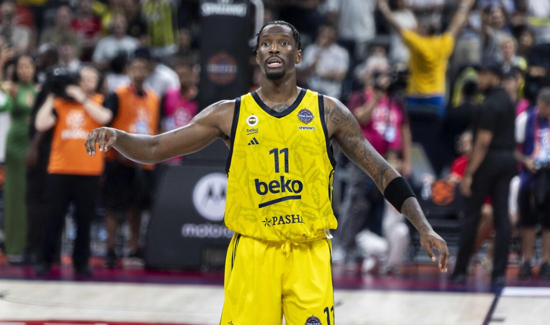 NBA grubu Phoenix Suns'a transfer olan Nigel Hayes-Davis, Fenerbahçe taraftarına