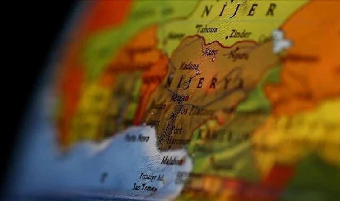 Nijerya'nın Niger eyaletinde ırmakta pazaar giden yolcuları taşıyan teknenin batması
