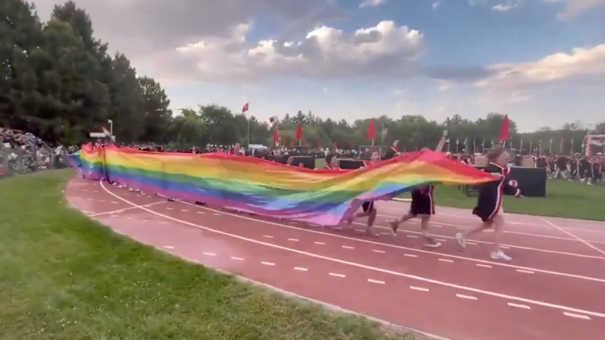 Orta Doğu Teknik Üniversitesi’nde birtakım kümeler, LGBT'ye takviye vererek mezuniyet