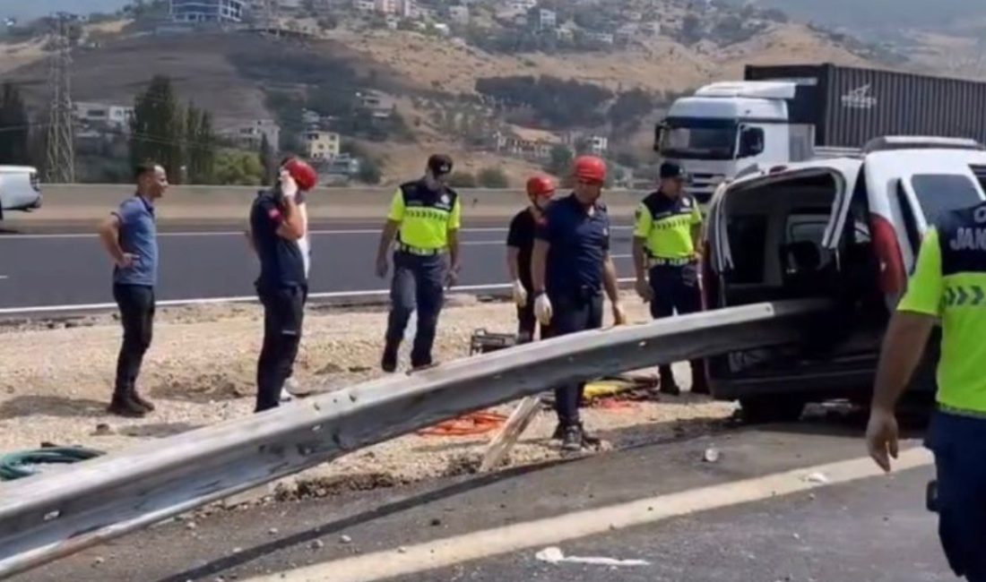 Osmaniye’de şoförünün direksiyon hakimiyetini kaybettiği hafif ticari araç bariyerlere çarptı.