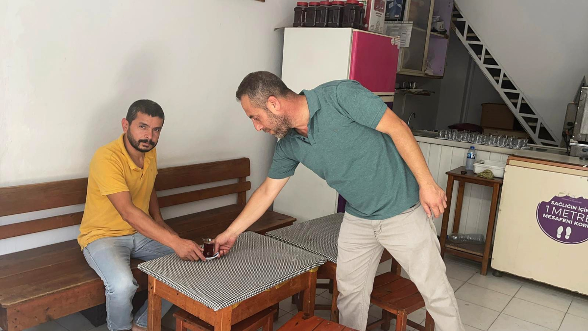 Osmaniye'de 33 yıldır çay ocağı işleten Halit Şahin iş yerinin