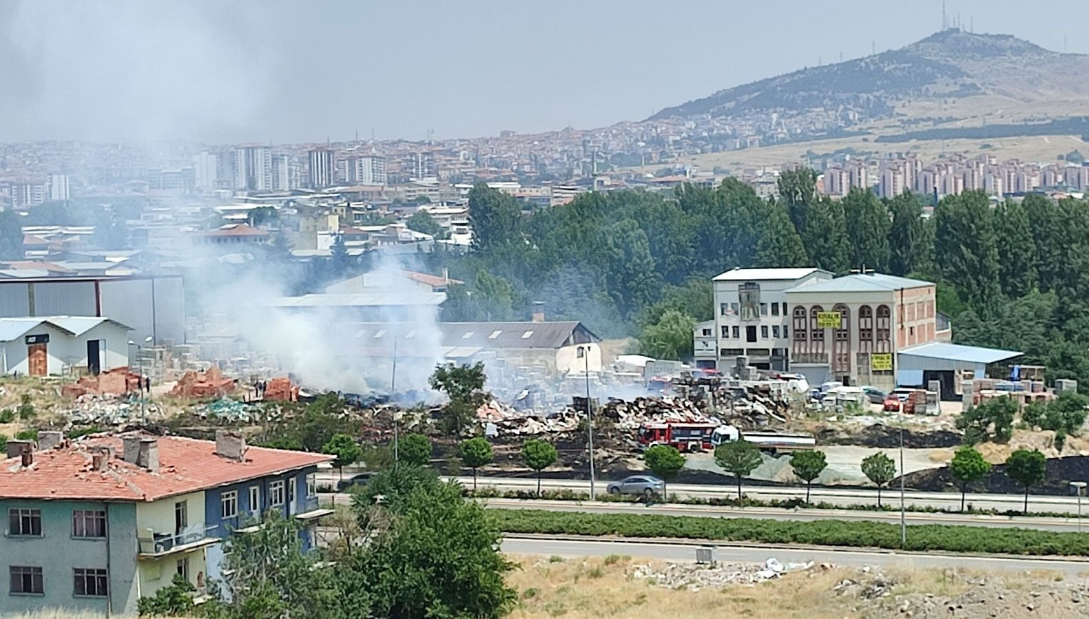 Ankara'da otluk alanda çıkan yangın süratle büyüdü. Yangın, fayans deposuna