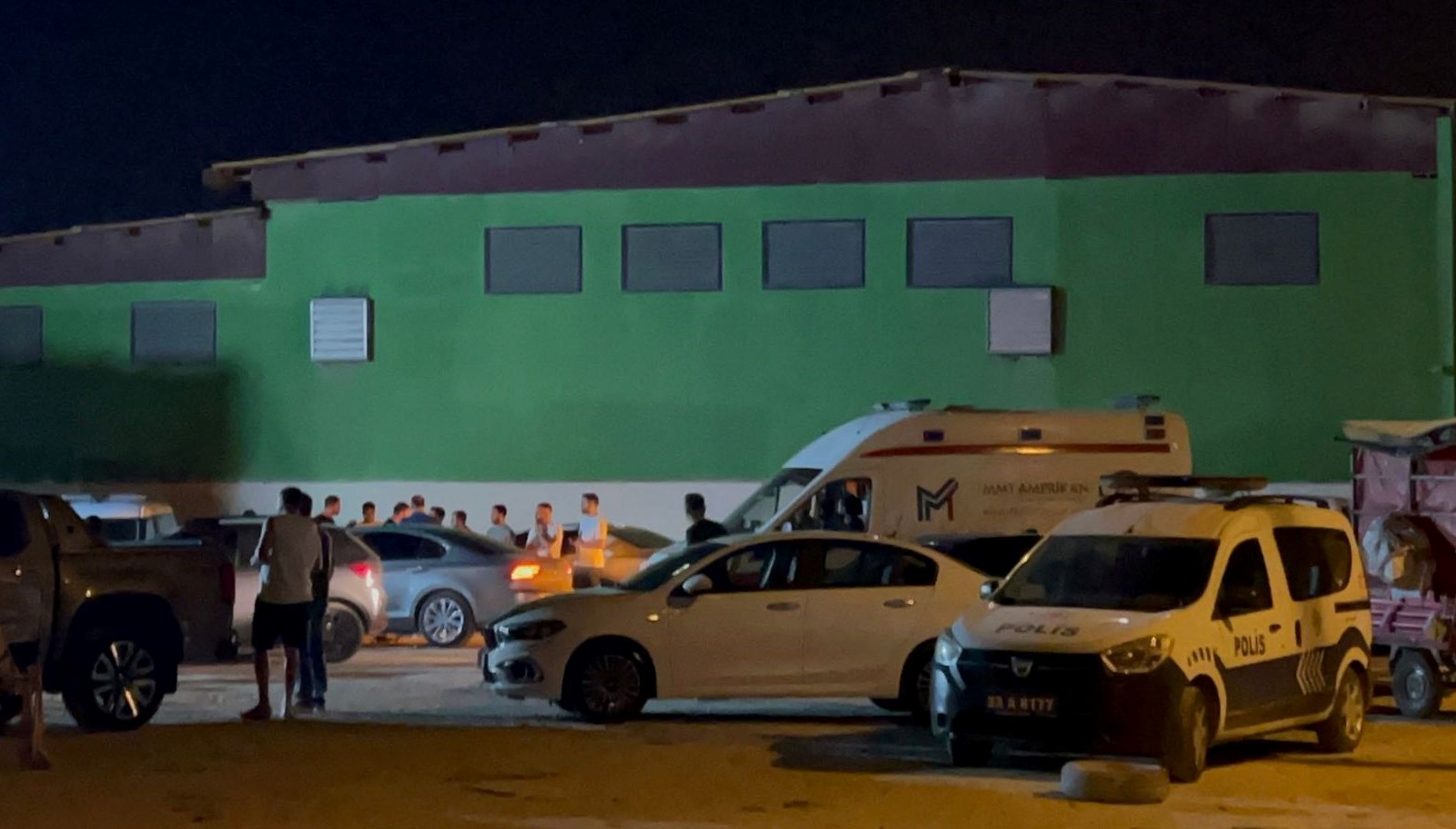 Mersin'de bir oto yıkama dükkanına silahlı atak gerçekleştirildi. 1 kişi öldü,