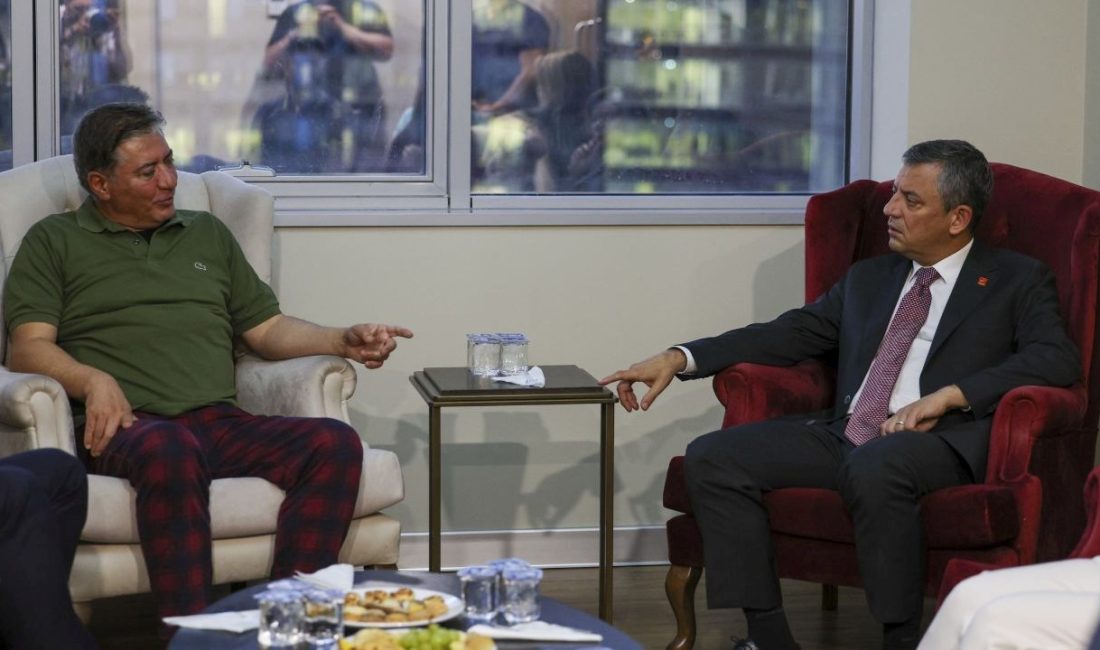 CHP lideri Özgür Özel, CHP Küme Başkanvekili Murat Emir’i tedavi