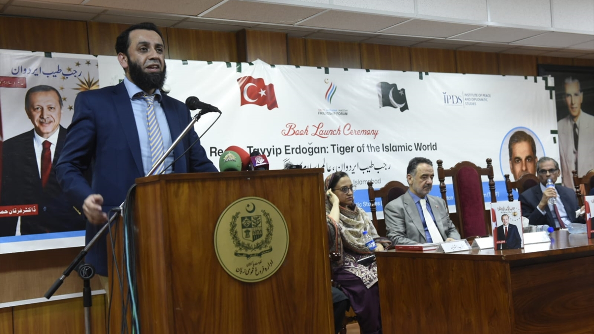 Pakistan Enformasyon Bakanı Attaullah Tarar, Cumhurbaşkanı Recep Tayyip Erdoğan'ın liderliğine