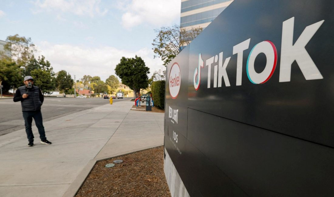 Pakistan’ın Rawalpindi kentinde bir baba, TikTok görüntü paylaşım sitesindeki hesabını