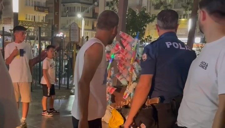 Aydın'ın Efeler ilçesinde 15 yaşındaki çocuk, pamuk şeker satıcısını bıçakladı.