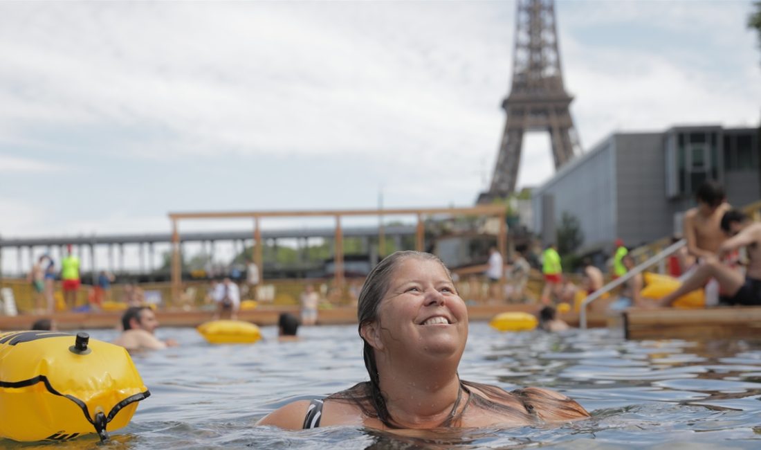 Çok sıcakların kavurduğu Paris'teki Seine Irmağı, bir asır sonra suya