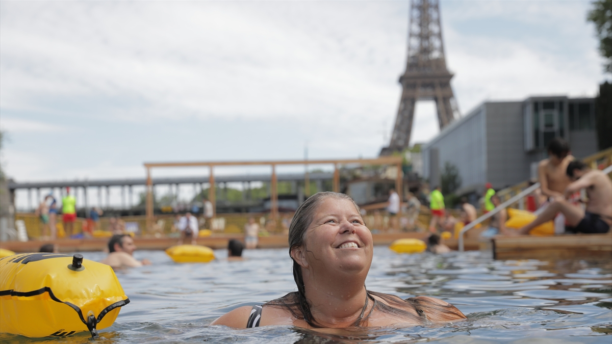 Çok sıcakların kavurduğu Paris'teki Seine Irmağı, bir asır sonra suya