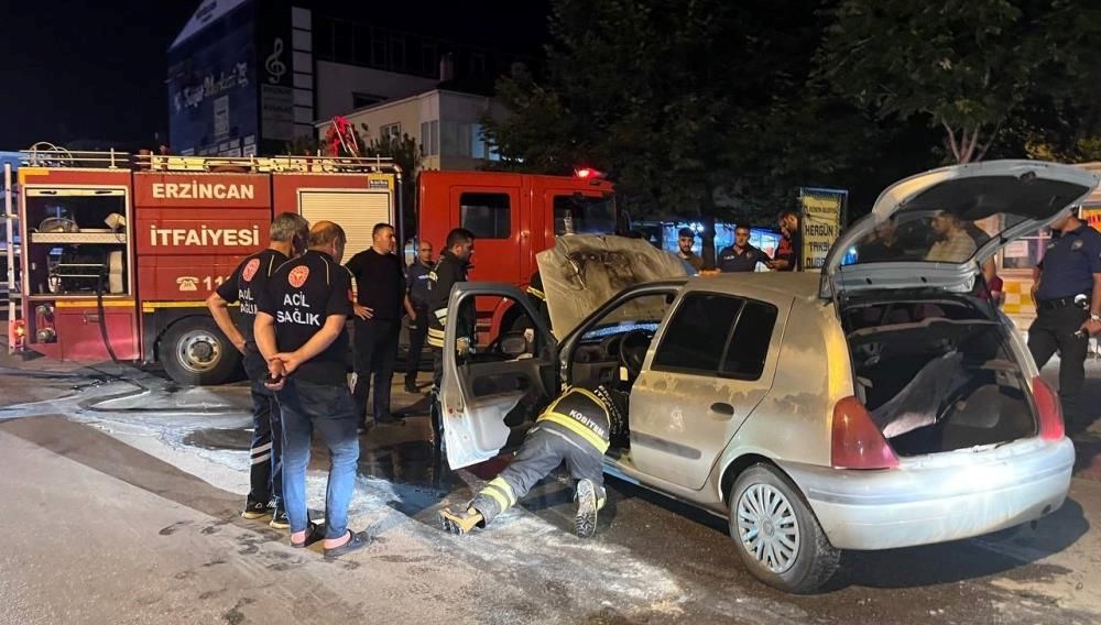 Erzincan'da park halindeki bir araçta yangın çıktı. Yangın, vatandaşlar tarafından