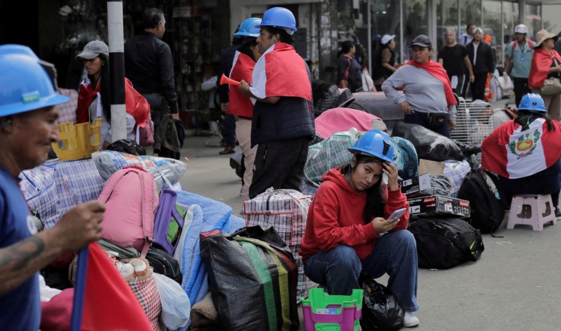 Peru'da maden çalışanları, sokağa döküldü. Polisle göstericiler ortasında çatışma çıkarken,