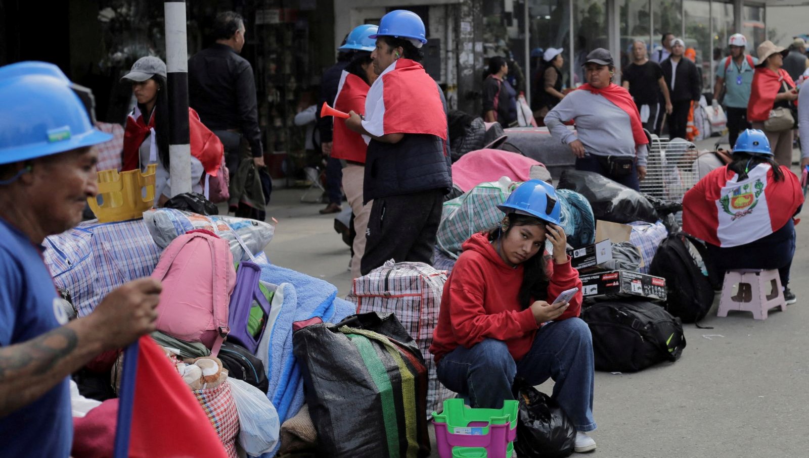 Peru'da maden çalışanları, sokağa döküldü. Polisle göstericiler ortasında çatışma çıkarken,
