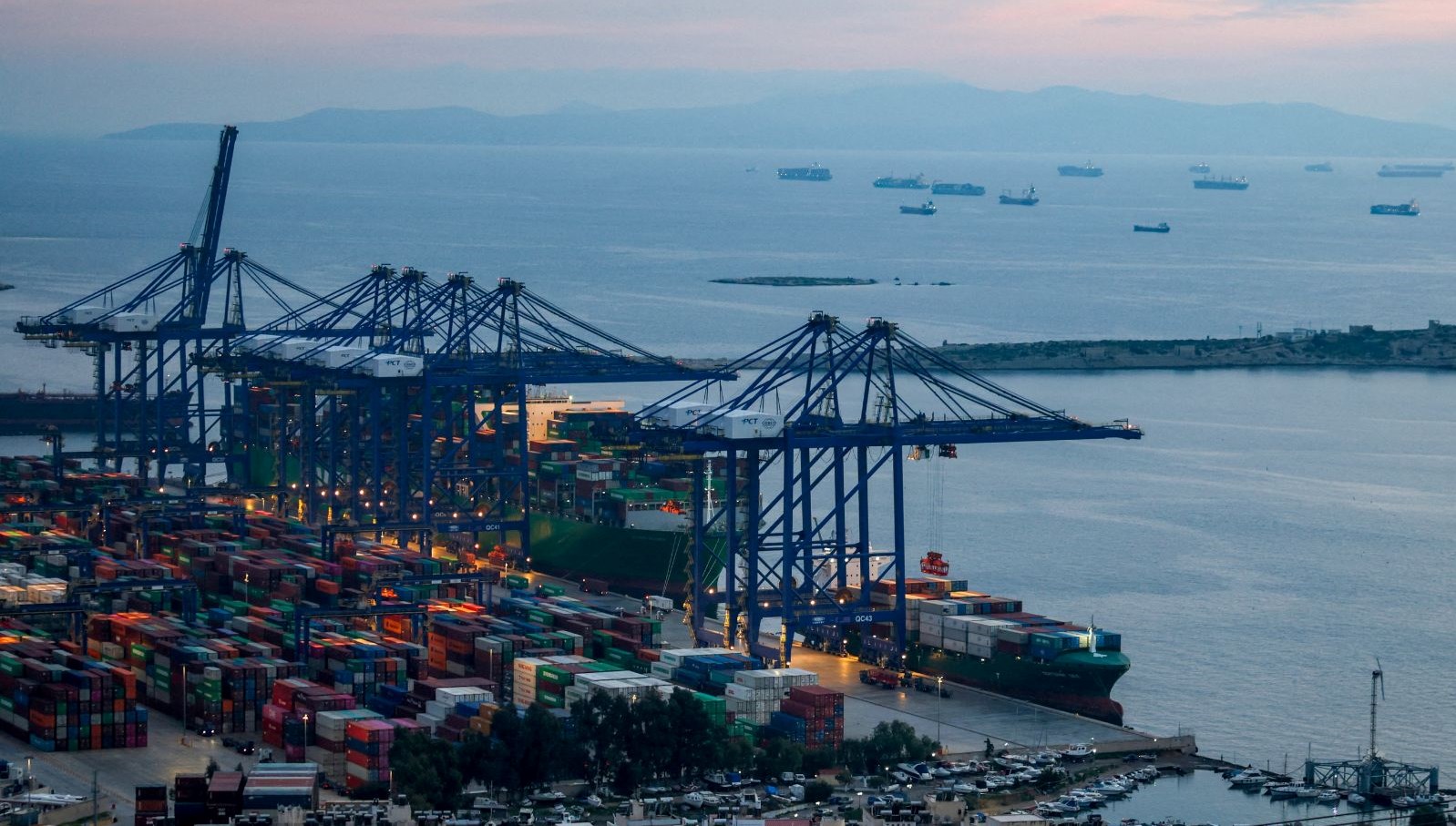 Yunanistan'ın Pire Limanı'nda İsrail'e askeri gayeyle kullanılacak demir çelik götürmesi