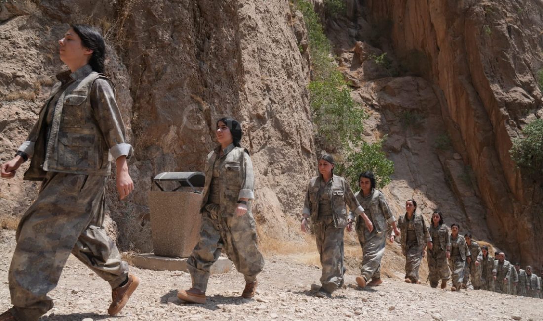 PKK silahlarını bırakmaya başladı. Bu kapsamda da 30 kişilik bir