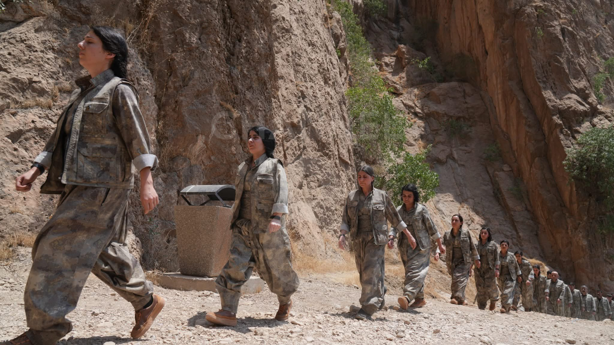 PKK silahlarını bırakmaya başladı. Bu kapsamda da 30 kişilik bir