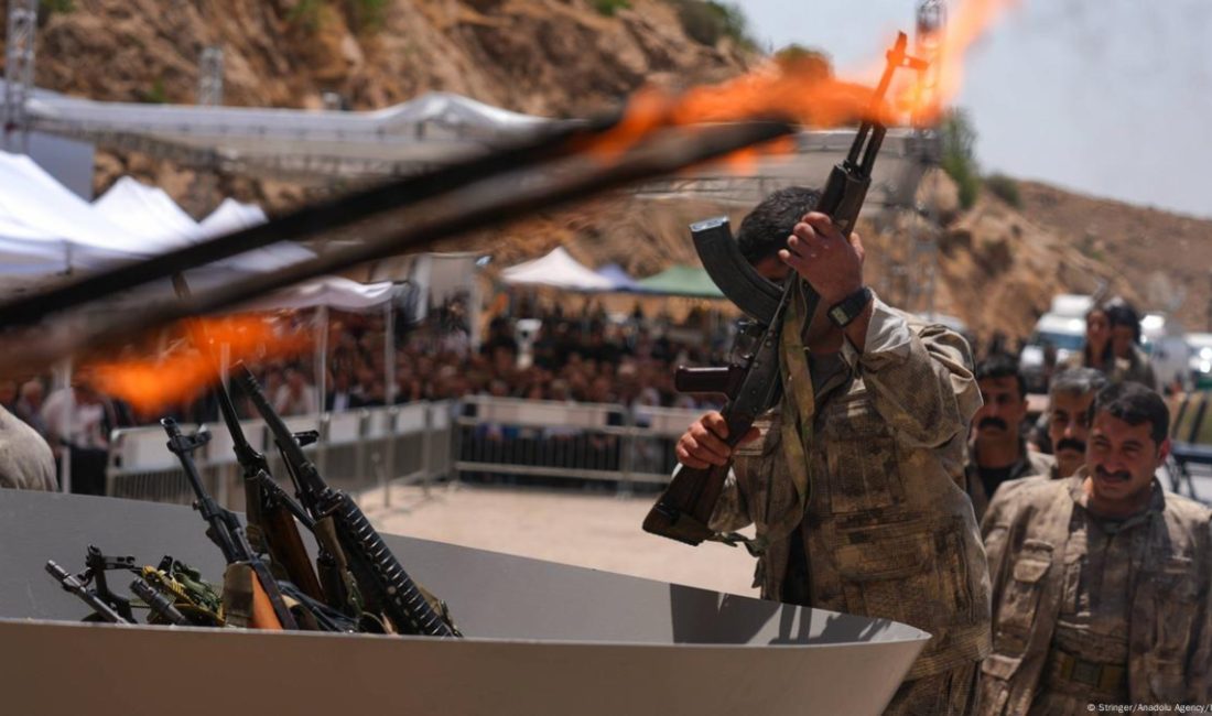 Cuma günü Süleymaniye'de 30 PKK'lı silahlarını yaktı. Bu gelişmenin akabinde