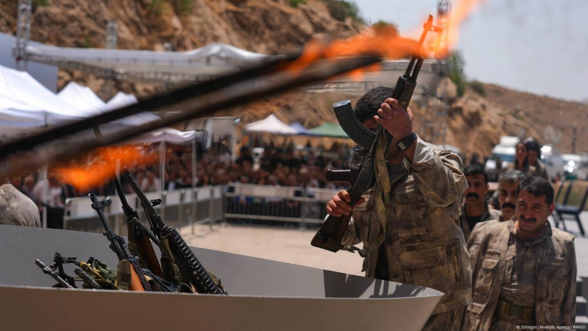 Cuma günü Süleymaniye'de 30 PKK'lı silahlarını yaktı. Bu gelişmenin akabinde