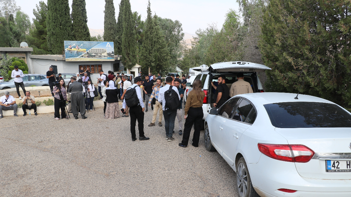 Terör örgütü PKK’nın Irak’ın Süleymaniye kentinde silah bırakma hareketini birçok