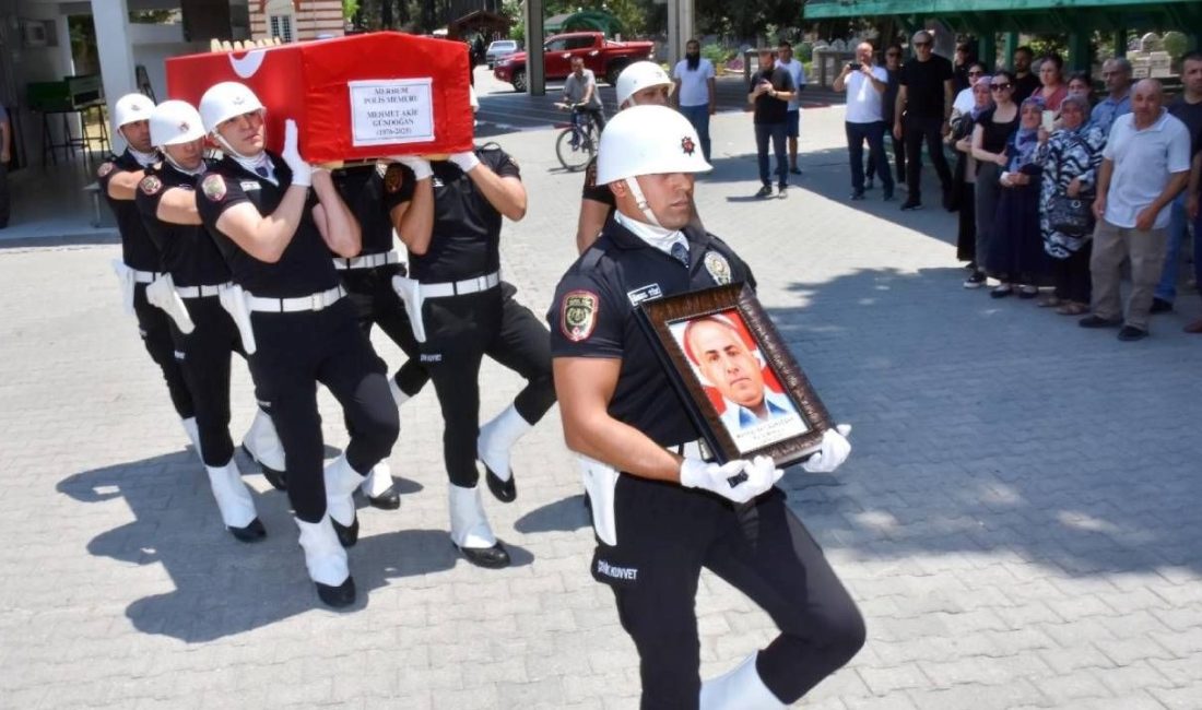 Adana'da polis memuru Mehmet Akif Gündoğan, boş yerde akrabaları ile