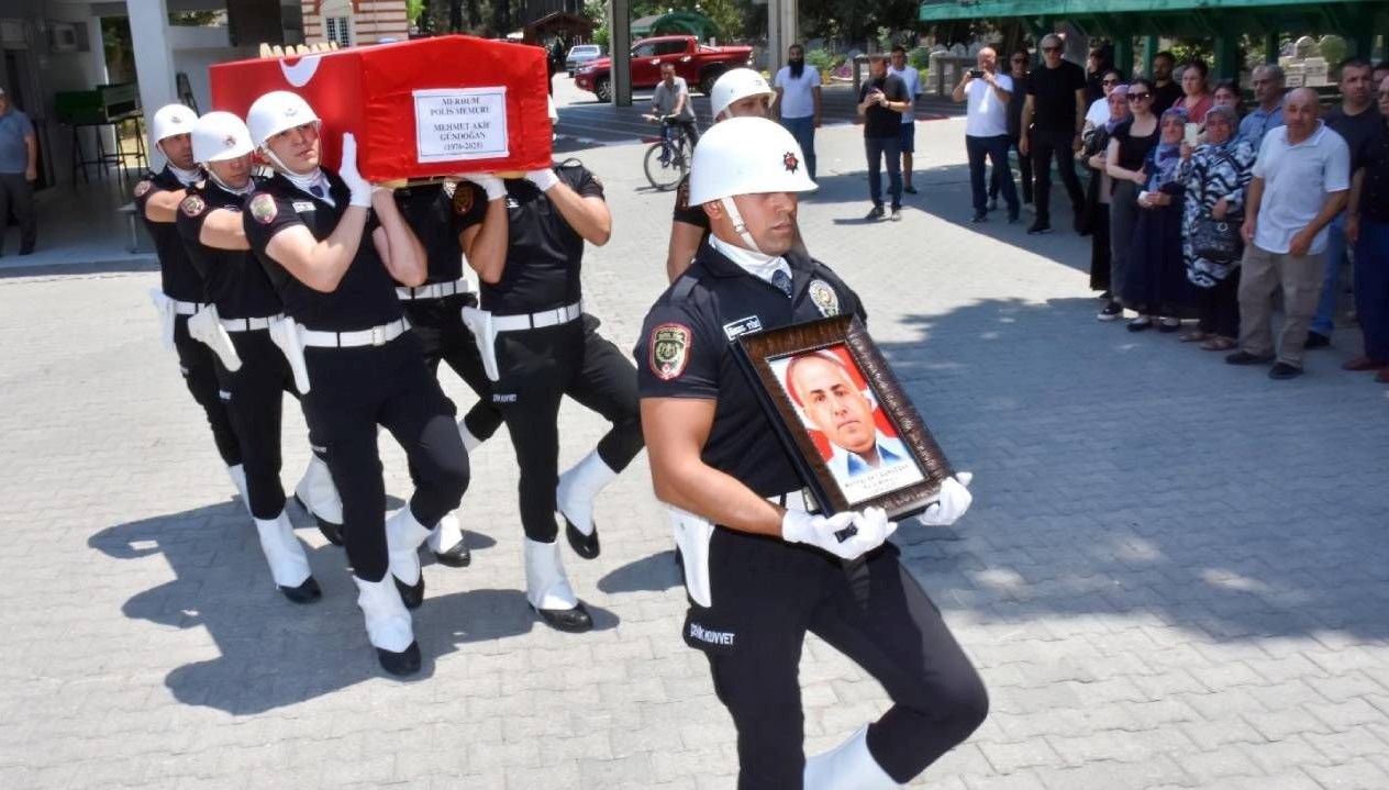 Adana'da polis memuru Mehmet Akif Gündoğan, boş yerde akrabaları ile