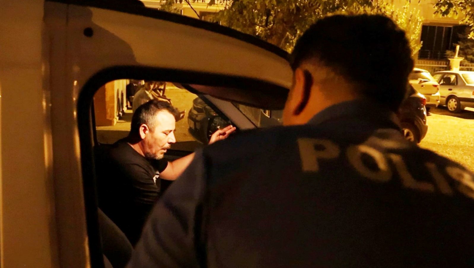 Aksaray'da polisin "dur" ihtarına uymayıp kaçan şoför orta sokakta önü