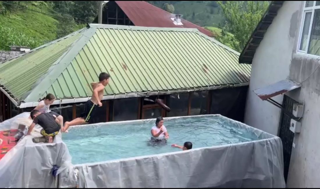 Ardeşen ilçesinde bir vatandaş denize gitmek isteyen çocukları için kamyonun