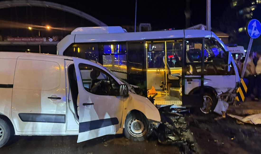Rize'de minibüs ile hafif ticari aracın çarpıştığı kazada yaralanan 10