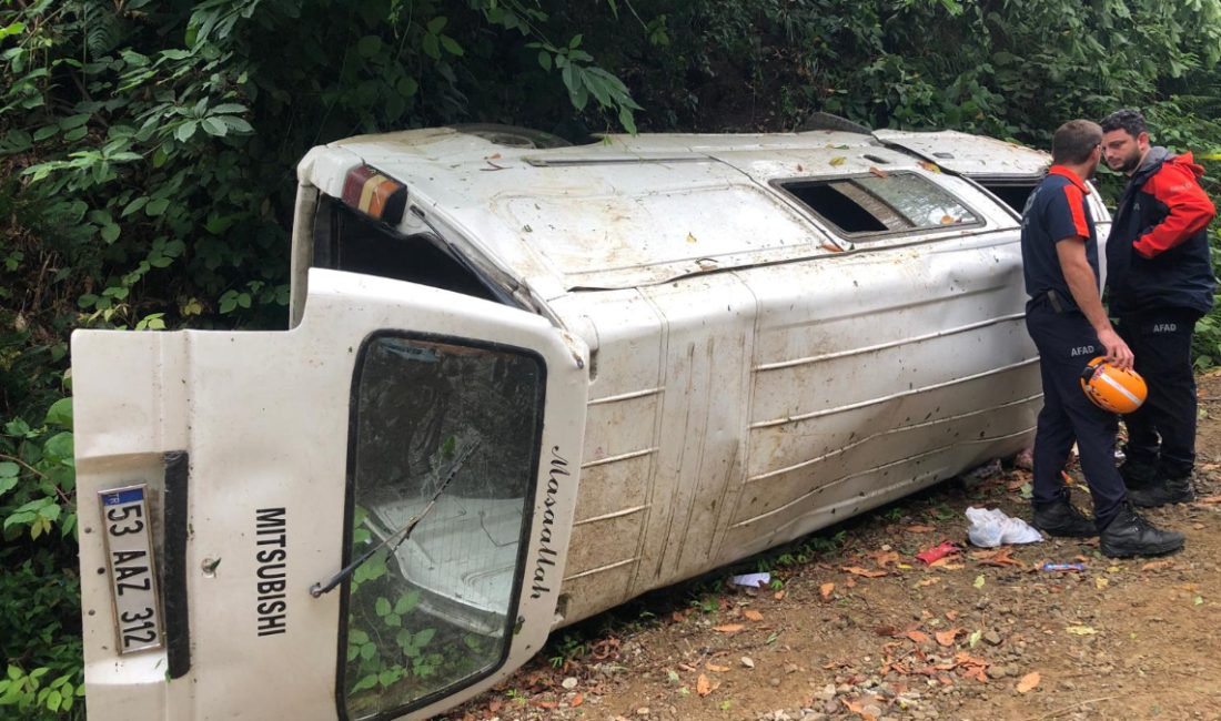 Pazar ilçesinde minibüsün yamaçtan yuvarlandığı kazada 2 kişi hayatını kaybetti,