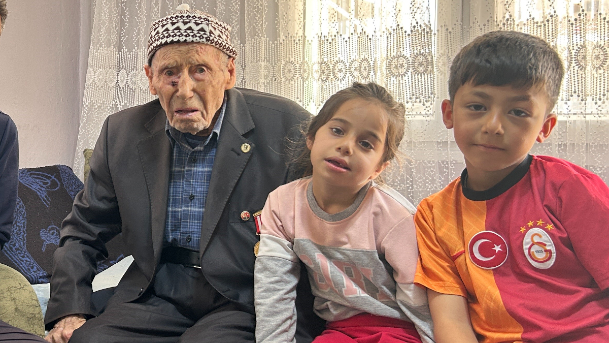 Hatay'da yaşayan Kore Gazisi Derviş Karakuş, sağlıklı beslenerek 103 yaşını