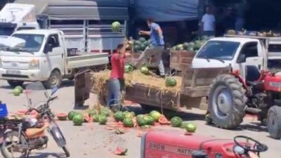 Geyve ilçesinde toptancı son anda alımdan vazgeçince satmak istedikleri karpuzları