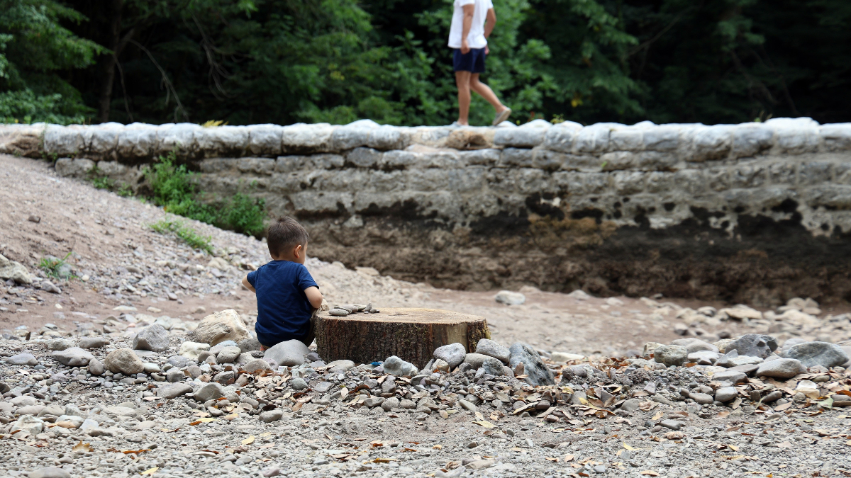 Karasu ve Kocaali ilçeleri ortasında yer alan, tabiat turizminin beğenilen