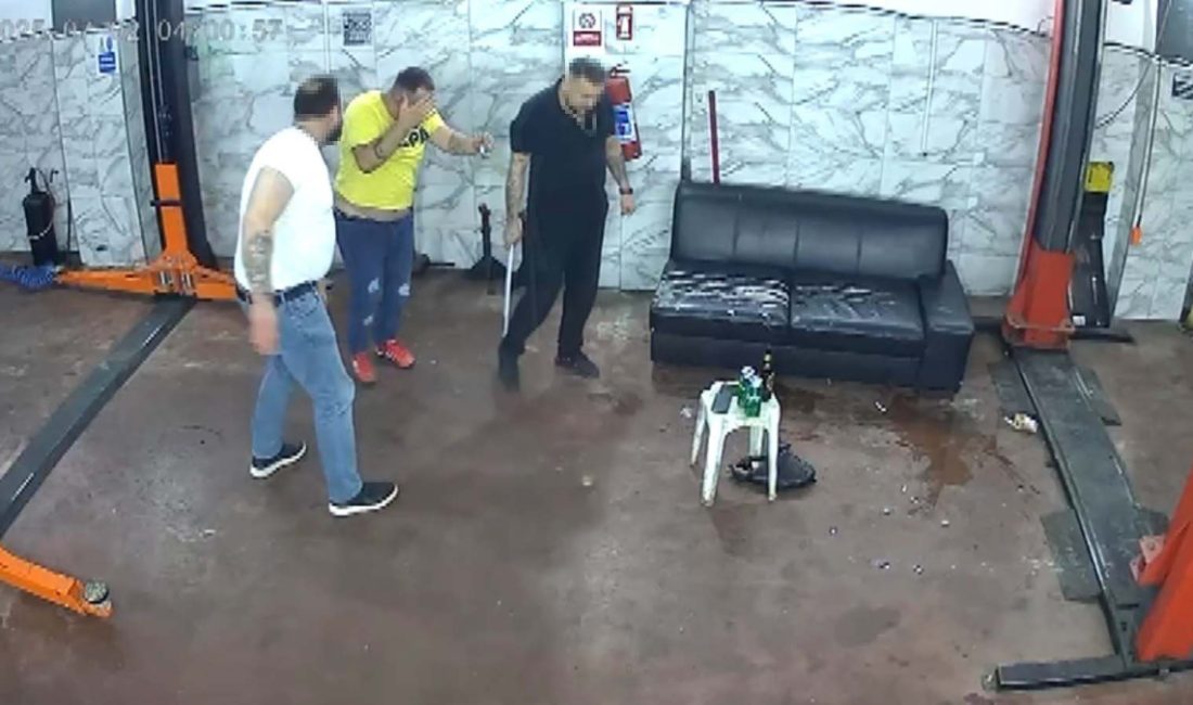 Erenler ilçesindeki bir oto tamircide E.C. isimli gencin, uyuşmazlık yaşadığı