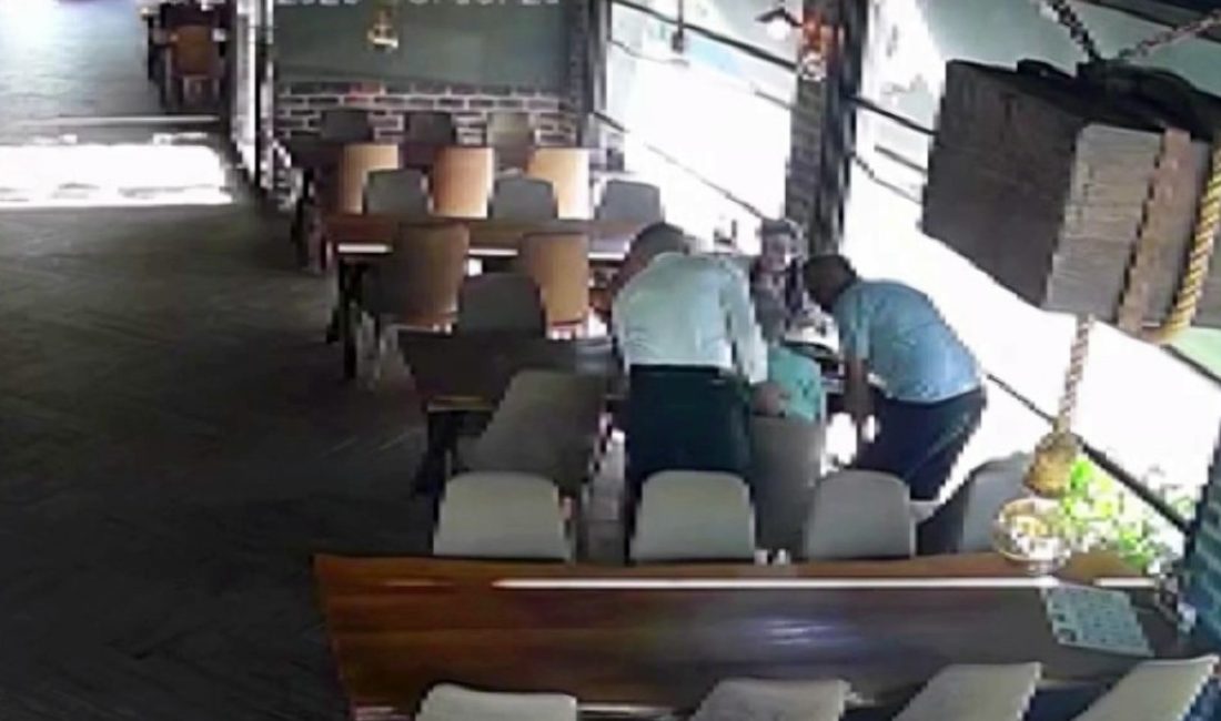 Serdivan ilçesinde bir vatandaş restoranda hamburger yediği sırada boğazına takılan