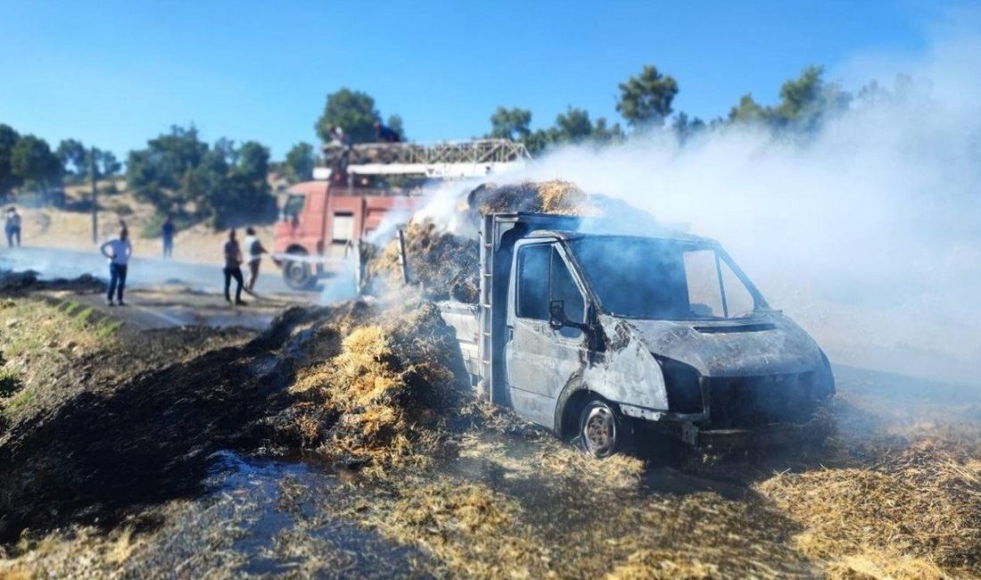 Uşak'ın Sivaslı ilçesinde hareket halindeyken alev alan saman yüklü kamyonette