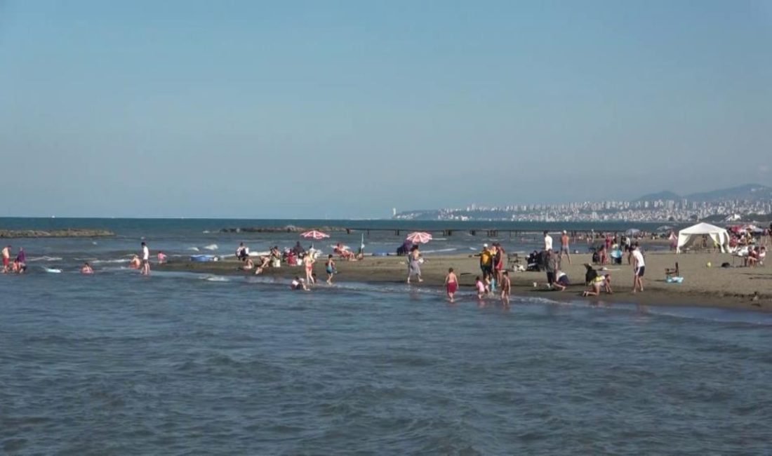 Samsun'da arkadaşlarıyla denize giren 19 yaşındaki genç boğularak hayatını yitirdi.
