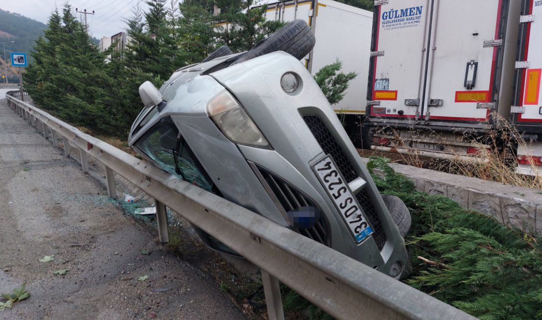 Atakum ilçesinde yoldan çıkarak bariyere çarpıp hurdaya dönen araçta bulunan