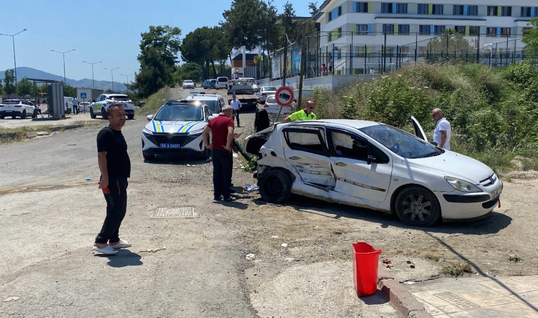 Atakum ilçesinde polis otosuyla araba çarpışması sonucu meydana gelen kazada