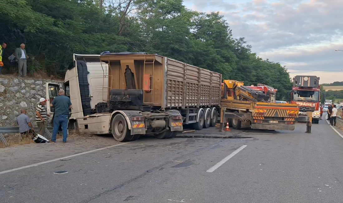 Samsun'da traktörden yola düşen tomruklar kazaya yol açtı. Geriden çarpan